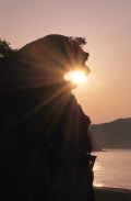 日の出を咥える〝獅子岩〟