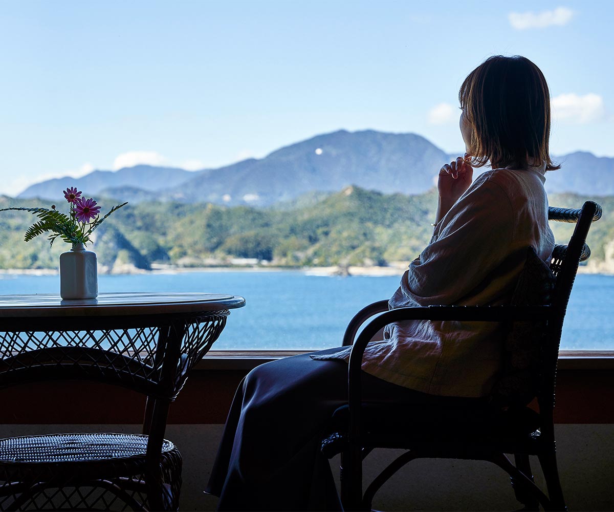 碧い海と花々と